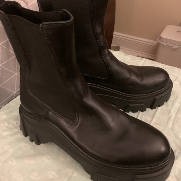 COPY - Chunky Zara Boots - Picture 2 of 5